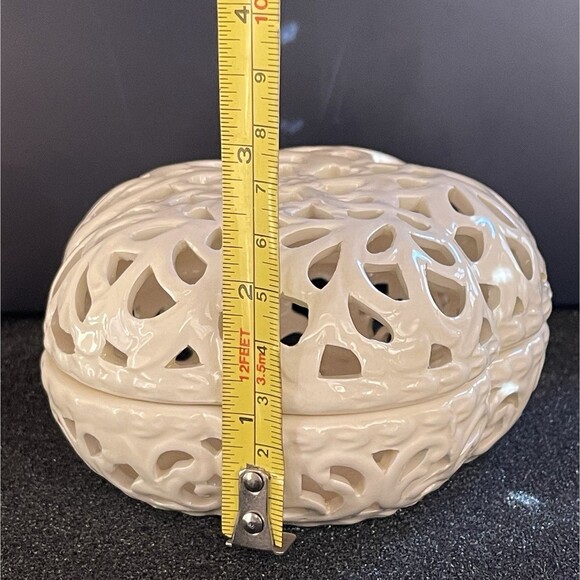 VTG Oleg Cassini White Porcelain Lace Trinket Box W Lid 4.25” Jewelry Potpourri - Picture 8 of 9